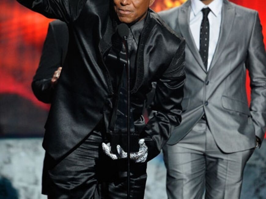 Jermaine Jackson nimmt den Preis für seinen verstorbenen Bruder Michael entgegen. Insgesamt gewann der "King of Pop" posthum vier Auszeichnungen
