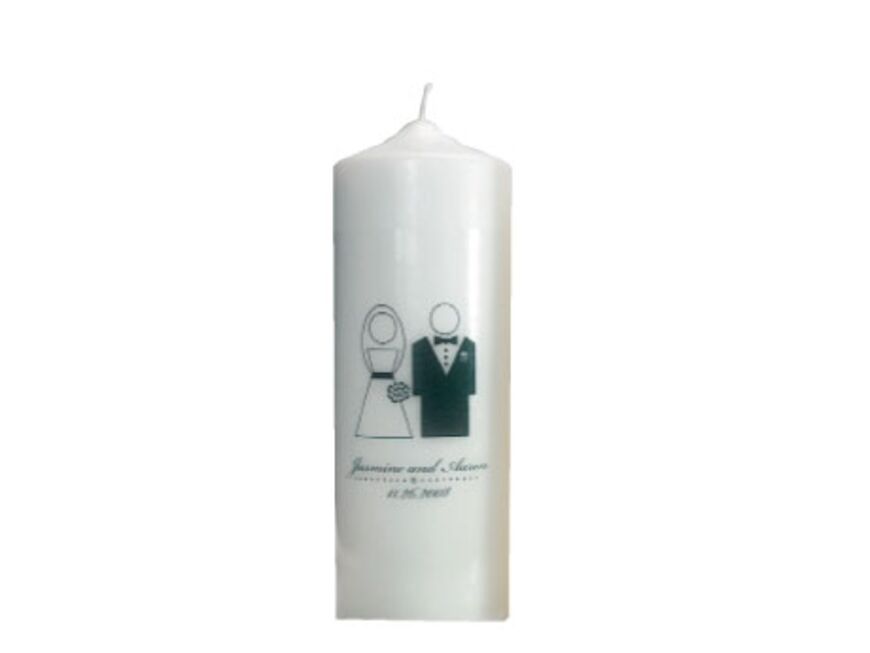 Das perfekte Hochzeitsgeschenk: Kerze mit Brautpaar über myweddingshop.de, ca. 35 Euro 