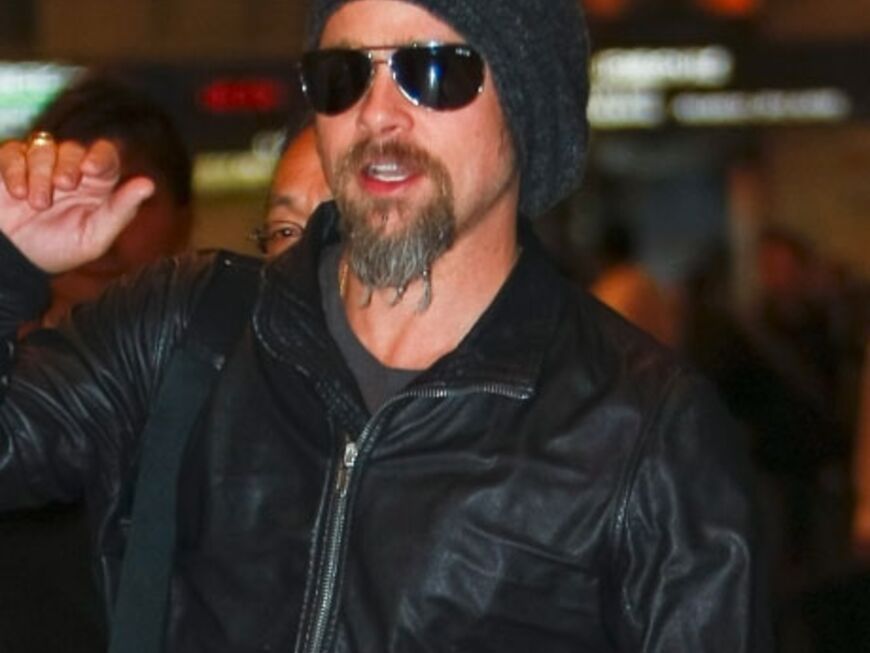 Brad Pitt trägt eine Strickmütze im angesagten Beanie-Look