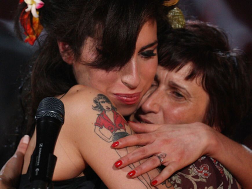 Amy Winehouse umarmt ihre Mutter