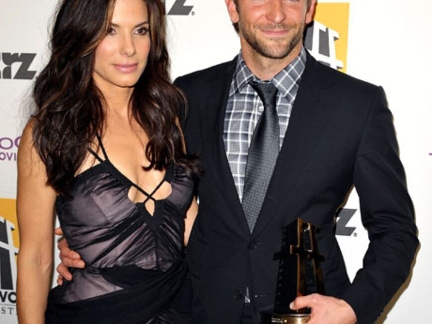 Bradley Cooper, Freund von Schauspielerin Renee Zellweger, bekam auch einen Award. Sandra Bullock überreichte ihm den Preis