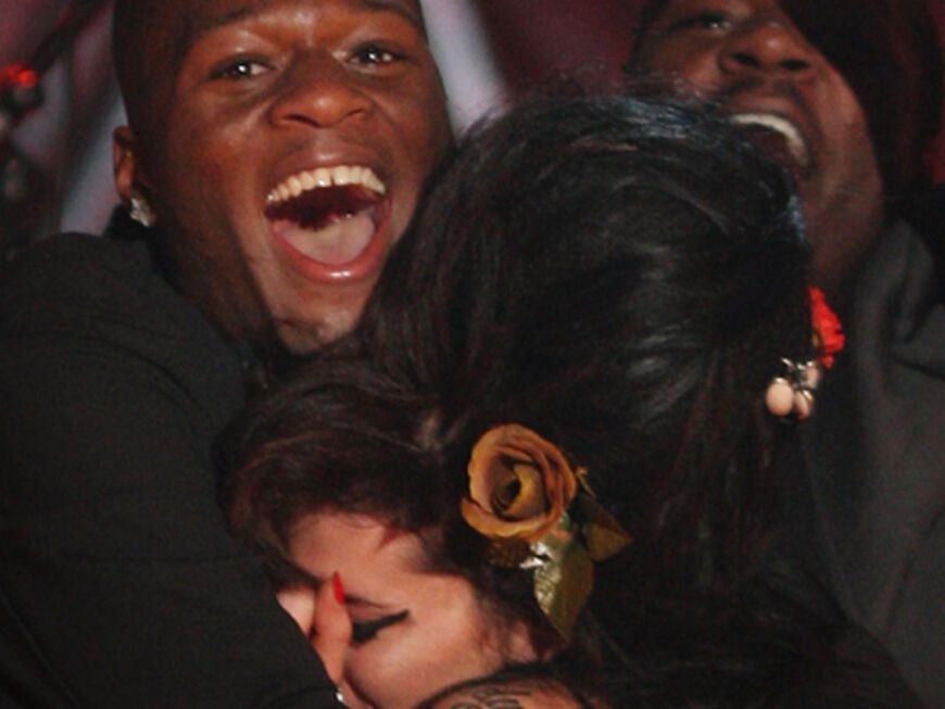50 Cent und Amy Winehouse umarmen sich