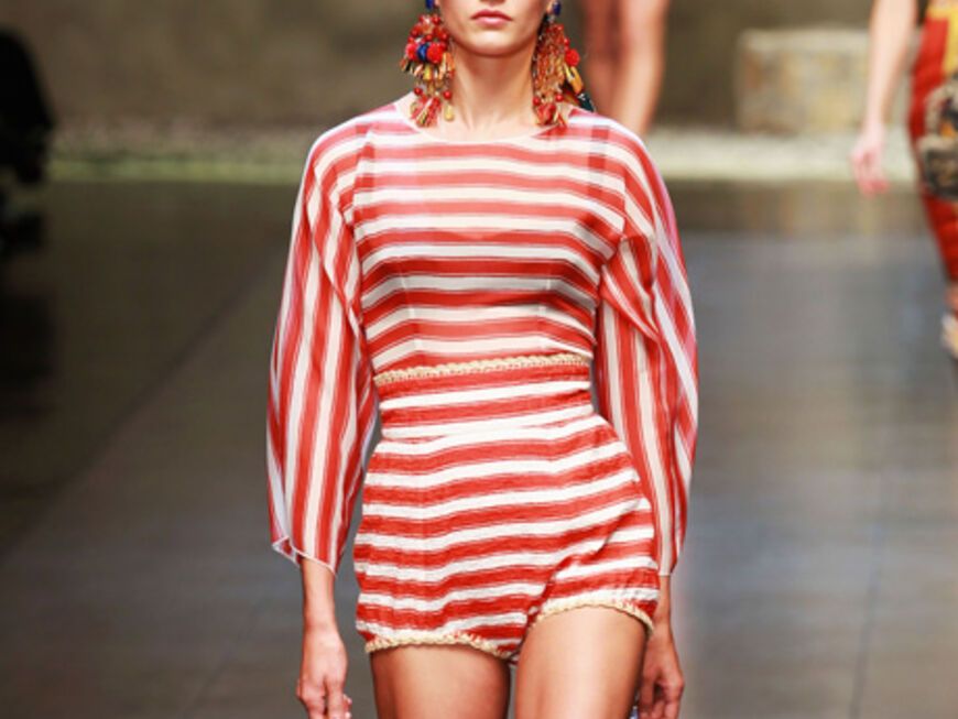 Maritime Muster sind in diesem Sommer besonders gefragt. Die rot-weißen Streifen von Dolce & Gabbana versetzen uns sofort in Sommer-Laune!