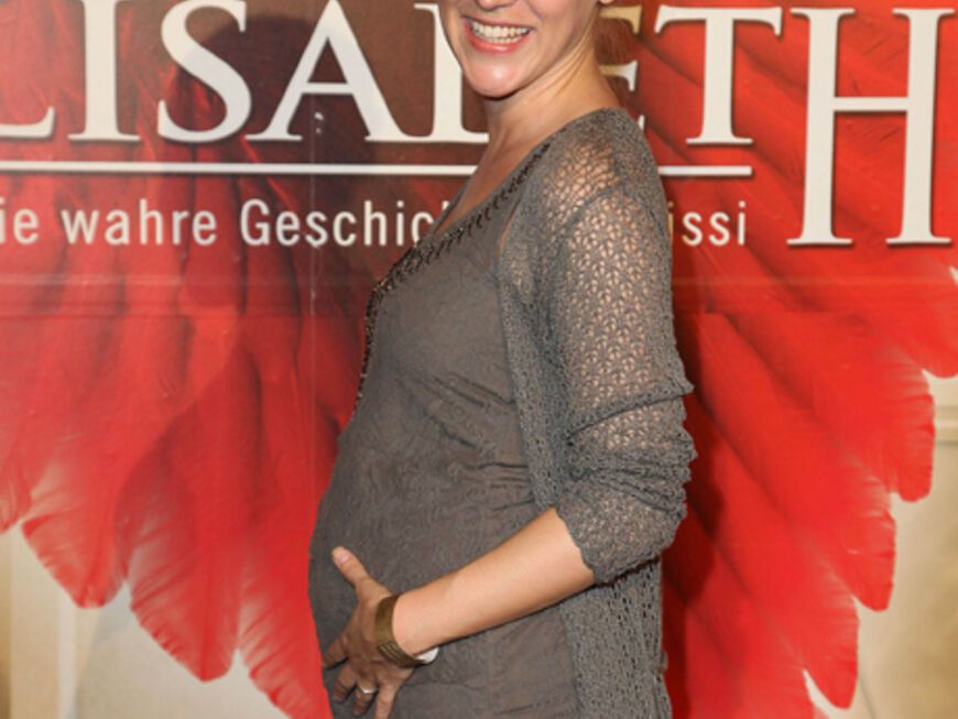 So schön schwanger! Seriendarstellerin Verena Zimmermann zeigte stolz ihren Babybauch