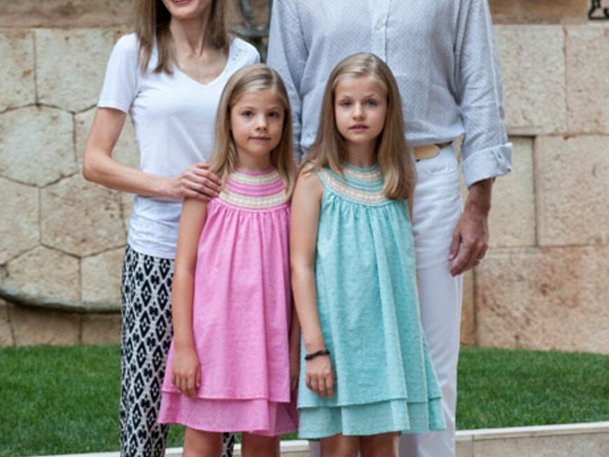 Auf Mallorca posierten Letizia und Felipe mit den Töchtern Sofia (l.) und Leonor (r.) für das alljährliche Urlaubs-Fotoshooting