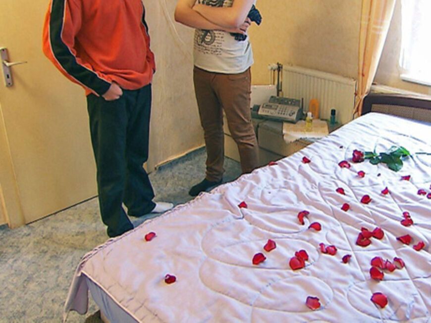 Timo überrascht Denny mit einem Rosen-Bett und einer Massage. Der bügelt ihn zunächst mit "Ich hasse Überraschungen!" ab. Doch der Altenpfleger lässt dich nicht unterkriegen...