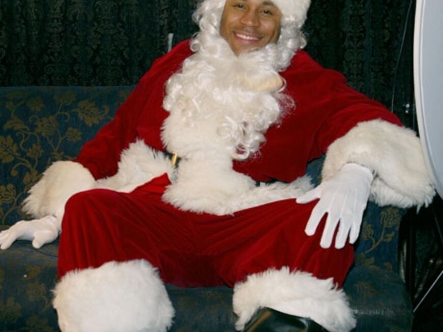 Es ist LL Cool J. Der Musiker kam selbst als Weihnachtsmann verkleidet auf eine X-Mas-Party und hatte sichtlich Spaß