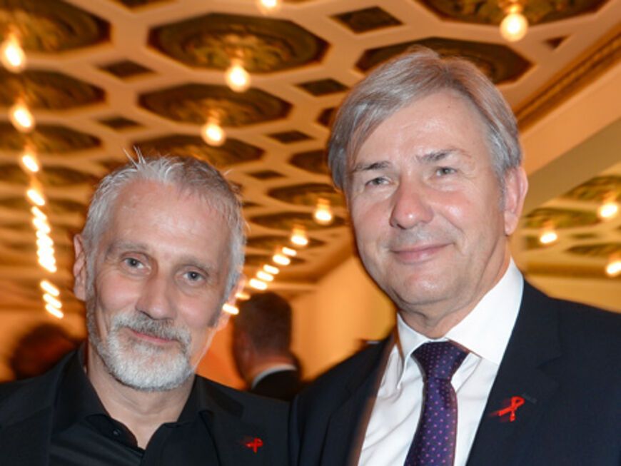 Der Regierende Bürgermeister Klaus Wowereit (r.) und dessen Lebensgefährten Jörn Kubicki. Wowereit ist Schirmherr der "Künstler gegen Aids"-Gala