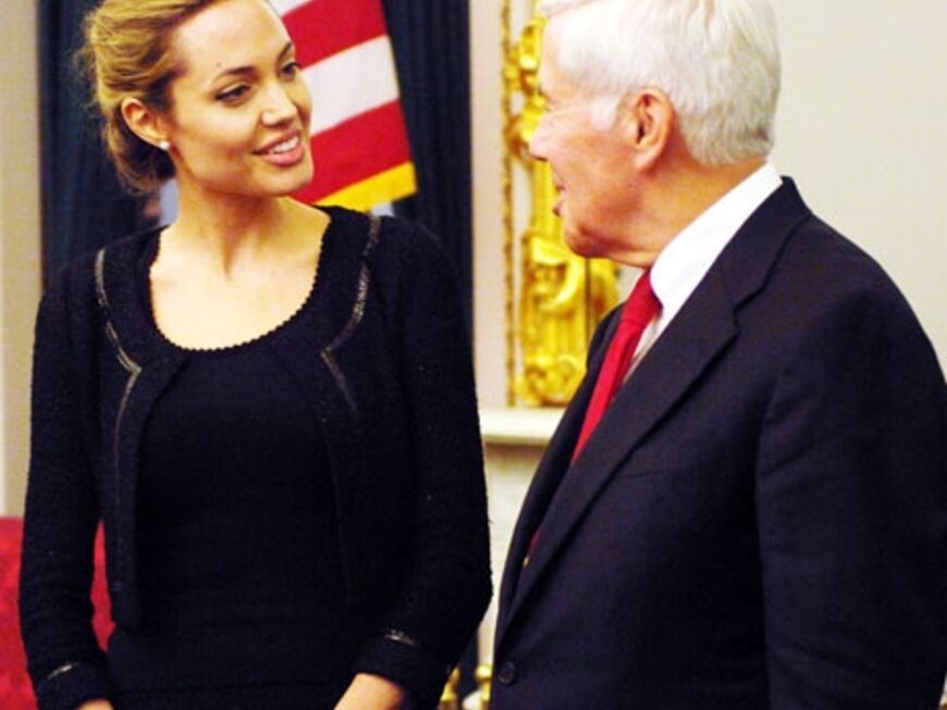 Jolie bei einem Treffen mit Sen. Dick Lugar in Washington. Thema ist die Entwicklungshilfe