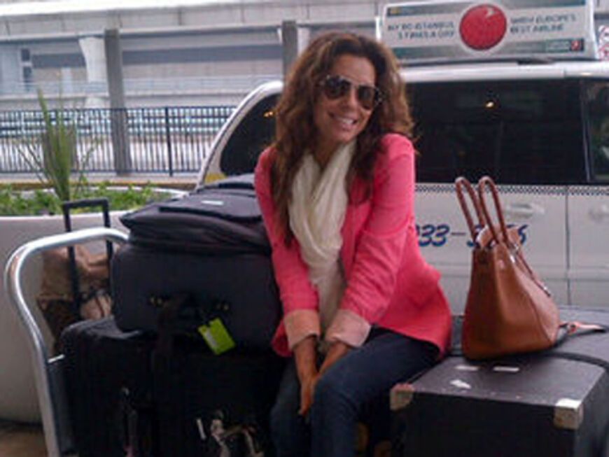 Eva Longoria bereist das glamouröseste Filmfestival der Welt: Cannes. Auf Twitter postet sie eifrig Schnappschüsse von Frankreichs Filmküste. Hier seht ihr Evas privates Fotoalbum! Auf diesem Bild posiert sie auf ihren gigantischen Koffern. "Habe ich zu viel Gepäck? fragt sie.