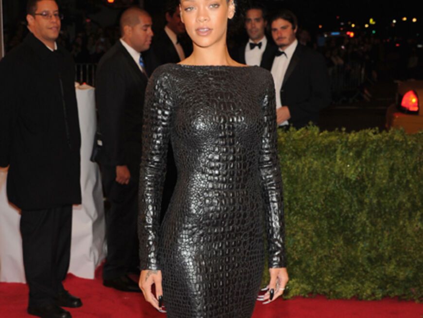 Tierisch: Rihanna zeigt sich ganz wild im langen Kleid mit Krokoprägung