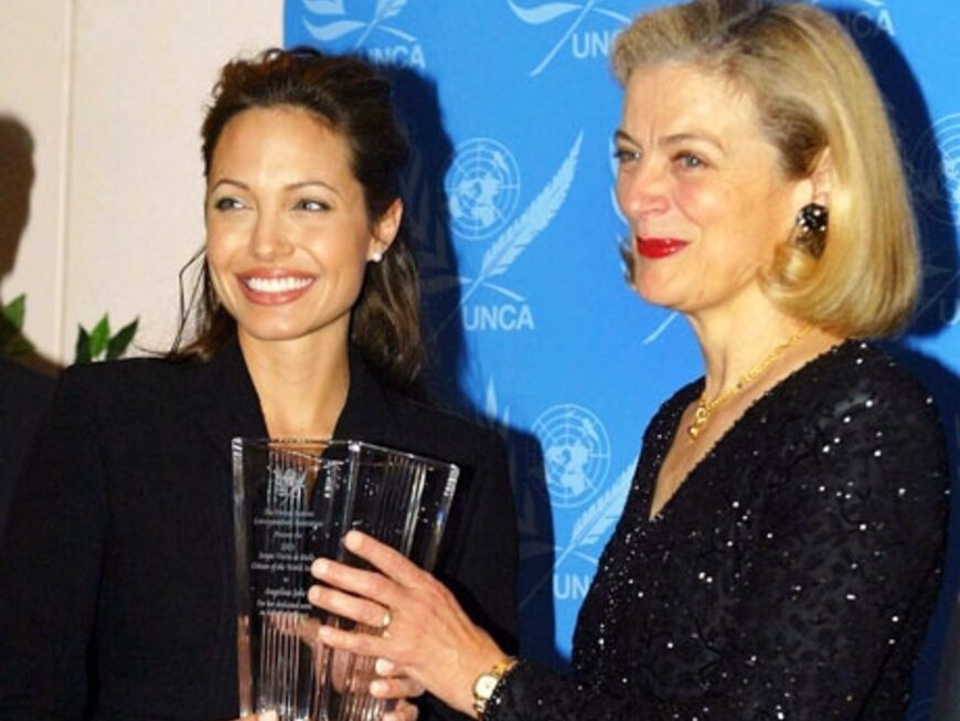 Angelina erhält am 22.10.2003 in New York aus den Händen von Nane Annan, der Frau des UN-Generalsekretärs, den "UNCA Citizen of the World Award"
