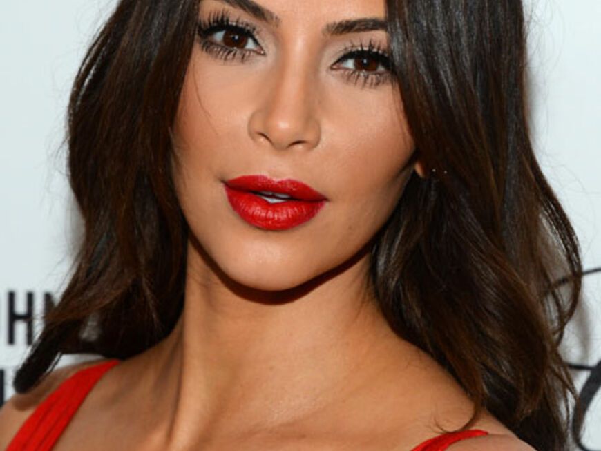 Umwerfend! Mit ihren vollen roten Lippen sieht Kim Kardashian wie eine elegante Diva aus - sexy!