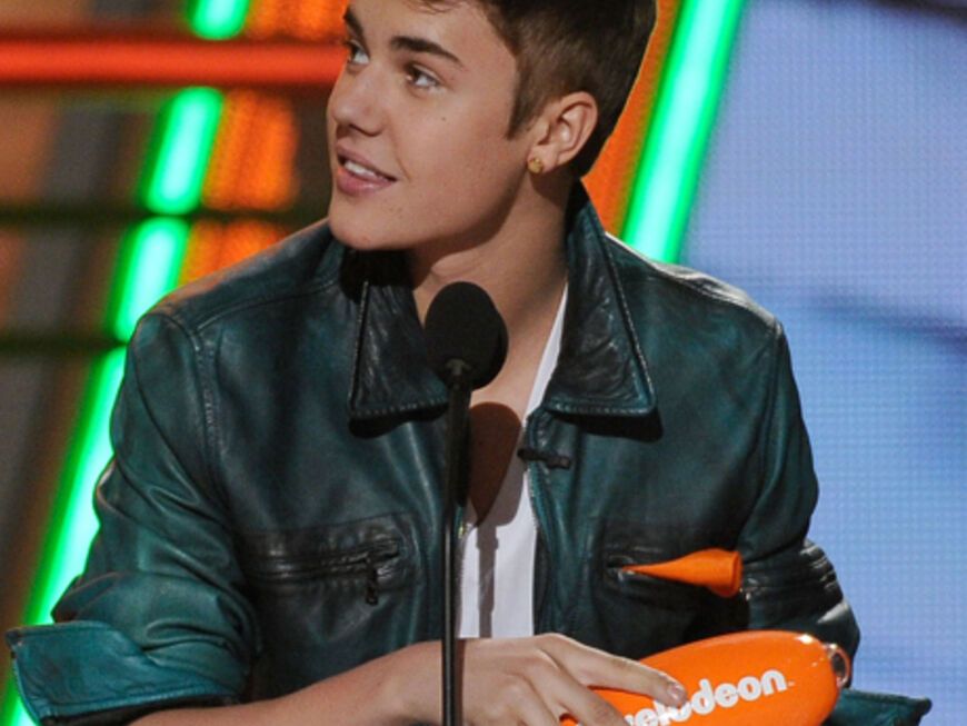 Nichts ahnend nimmt Justin Bieber seinen Award als Bester Sänger entgegen
