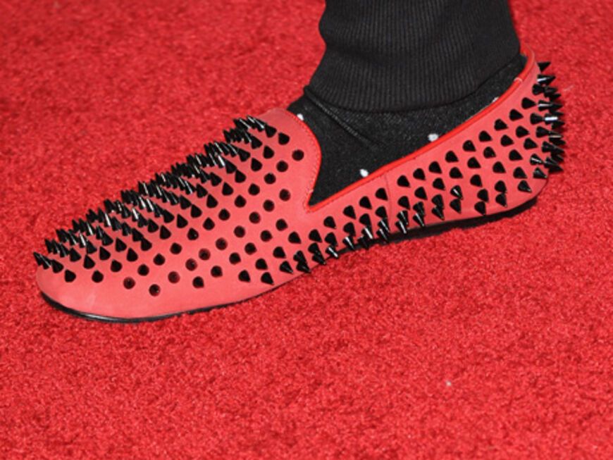 Außergewöhnliches Schuhwerk: Justin Bieber mit roten Nieten-Slipper