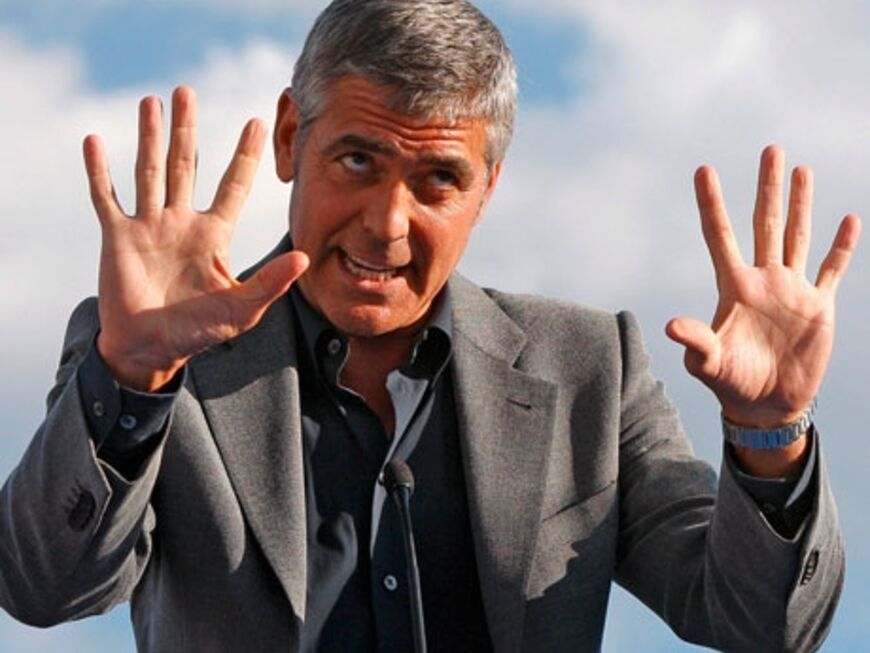 George Clooney spricht zu den Zuschauern, er verspricht Hilfe und möchte in der zerstörten Stadt einen Kinofilm drehen