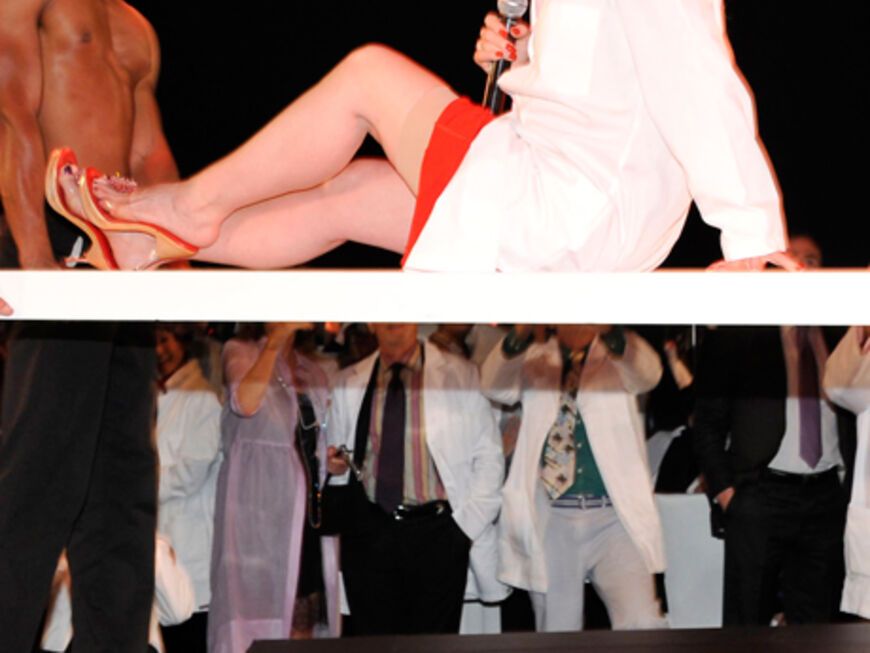 Show-Highlight: Sängerin Deborah Harry ließ sich auf einer Sänfte von vier halbnackten Männern auf die Bühne tragen