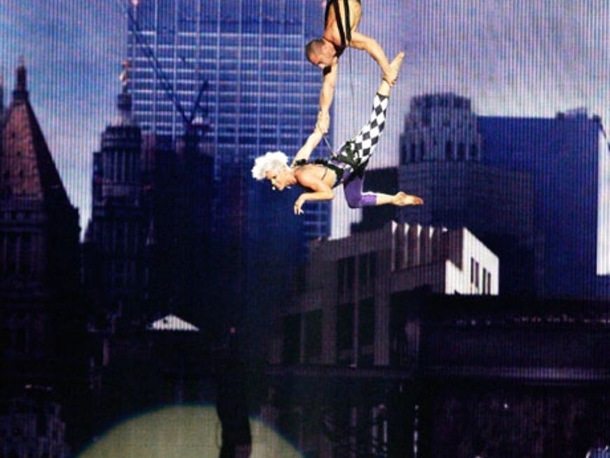 Auch Pink zeigt sich bei ihrer Live-Performance sehr akrobatisch