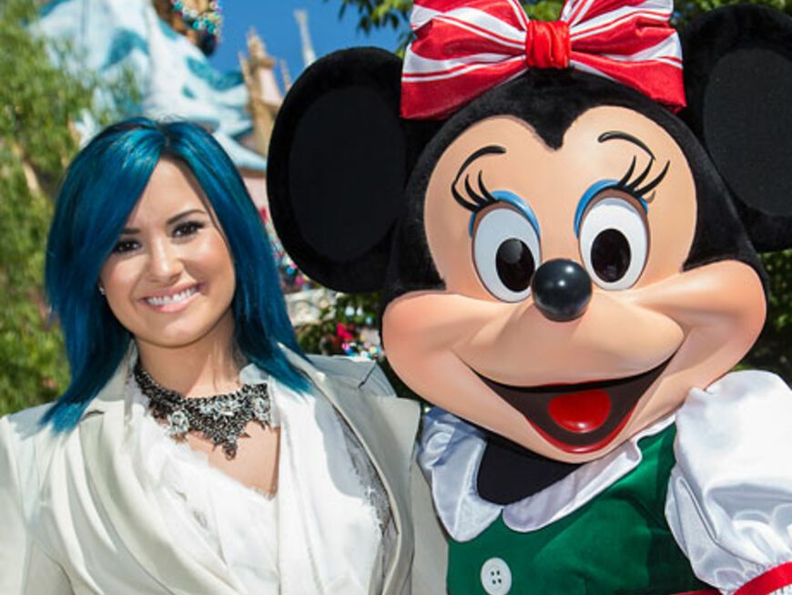 Demi Lovato (mit blauer Mähne) und Minnie Mouse strahlen um die Wette. Sie treten gemeinsam bei der alljährlichen "Disney Christmas Day Parade" auf