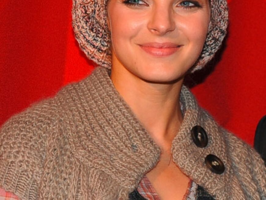 Yvonne Catterfeld trägt ihre Mütze sogar zur Premiere von "Zweiohrküken" in Berlin