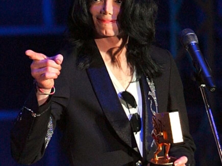 Dort erhält er den "Legend Award" bei den MTV Video Music Awards. An seine großen Erfolge konnte Michael trotzdem nicht wieder anknüpfen