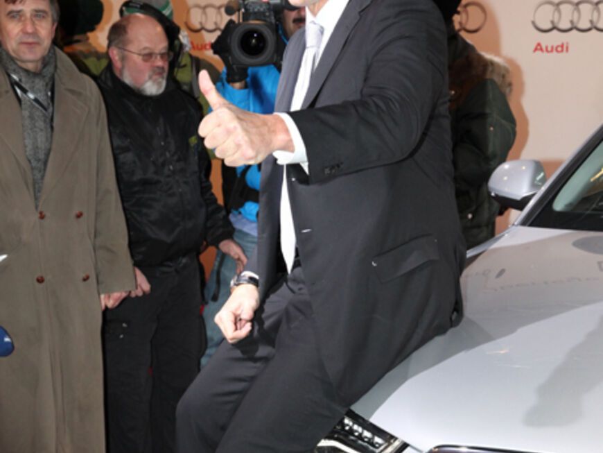 Daumen hoch! Action-Star Ralf Möller posiert während der Audi Night vor einem Wage