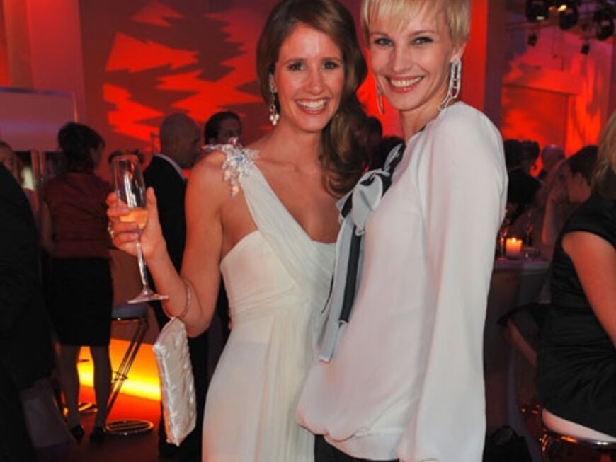 ZDF-Moderatorin Mareile Höpner (links) trug das schönste Kleid des Abends und freute sich mit Kollegin Susan Atwell