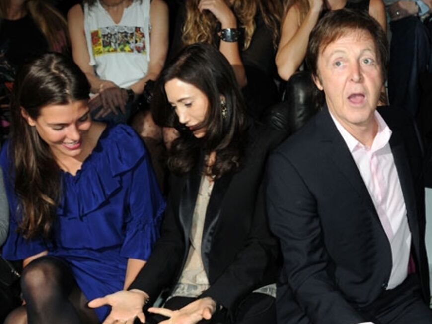 Die Frauen reden über Mode, während sich Beatles-Star Paul McCartney um die Fotografen kümmert