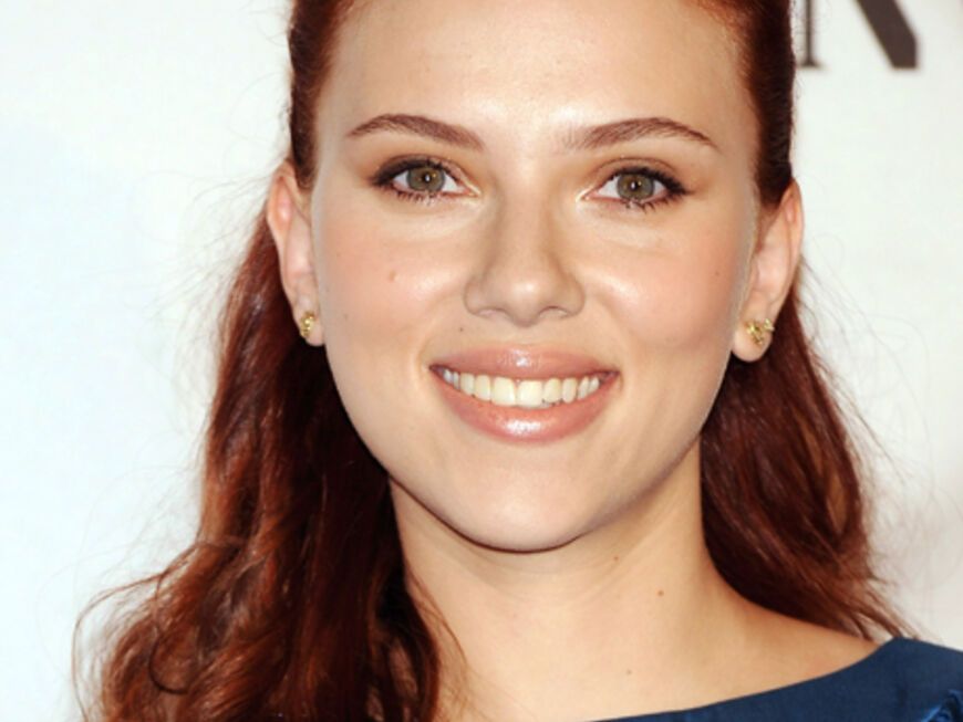 Scarlett Johansson hat zwar eigentlich straßenköterblondes Haar, aber um ihre Porzellan-Haut zu betonen trägt sie gerne ein sattes, dunkles Rot in den Haaren