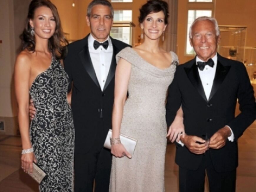 Designer Giorgio Armani (rechts) stattete sie aus: George Clooney mit Freundin Sarah Larson und Julia Roberts