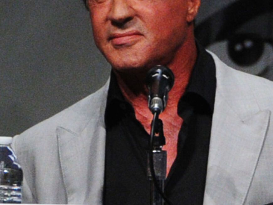 Hollywood-Star Sylvester Stallone hört sich die Fragen der Journalisten und Fans an