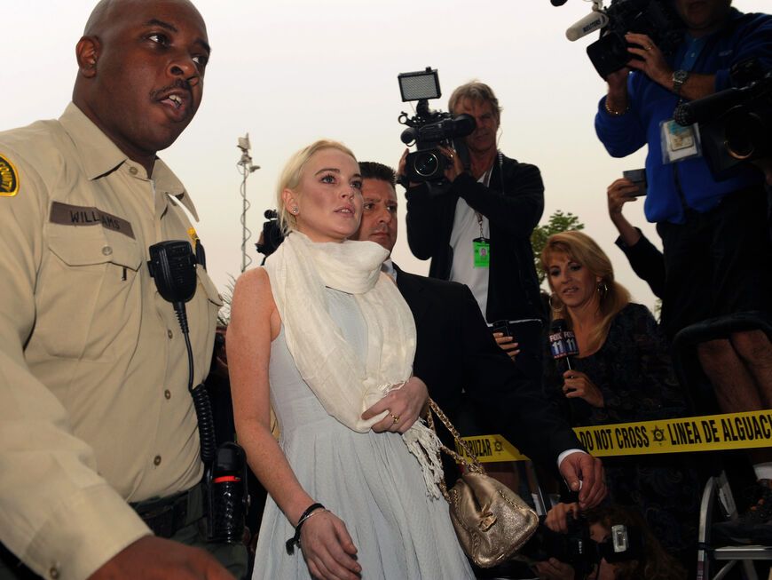 Lindsay Lohan am 19. Oktober 2011 auf dem Weg zu ihrem Prozess in Los Angeles. Da half auch ihr weißes Unschulds-Kleid nichts mehr - sie wurde später zu Sozialstunden im Leichenschauhaus verdonnert