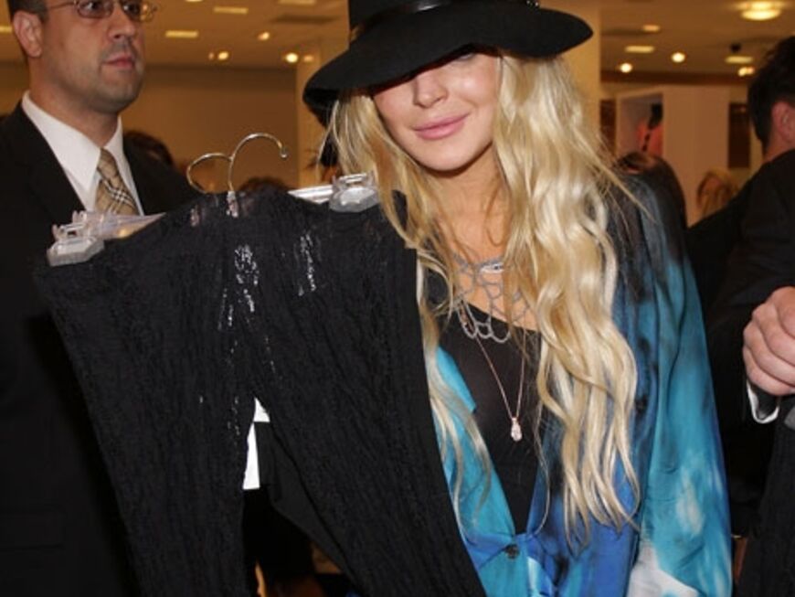 Lindsay Lohan shoppt in der Eröffnungsnacht der NY Fashion Week beim Edelkaufhaus Bloomingdales