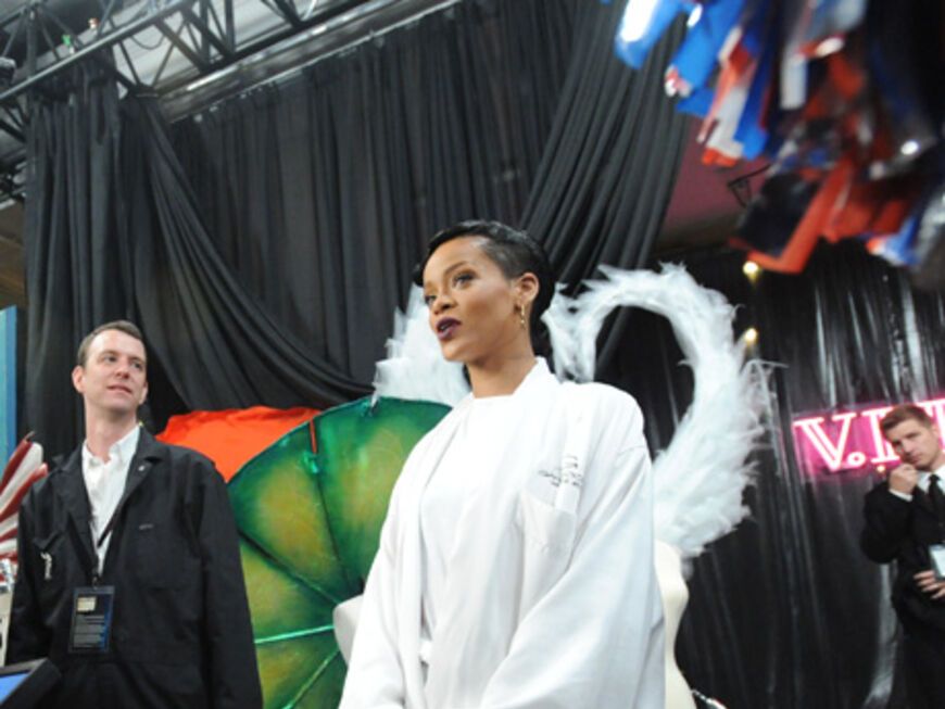 Sängerin Rihanna im Bademantel vor ihrem Auftritt