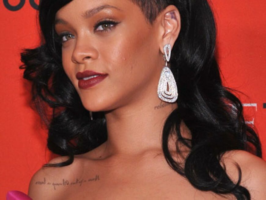 Enfant Terrible der Popszene Rihanna fällt gerne auf. Mit dieser Lippenfarbe trifft sie mal wieder voll ins Schwarze.