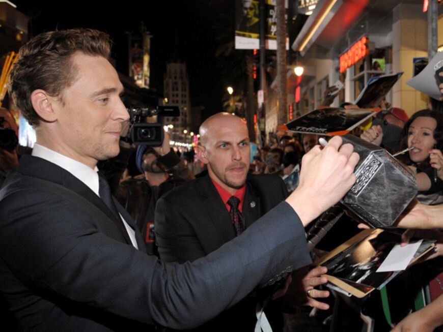 Auch Tom Hiddleston ist ganz im Gegensatz zu seiner Rolle als "Loki" ein netter Kerl udn signiert fleißig Autogramme