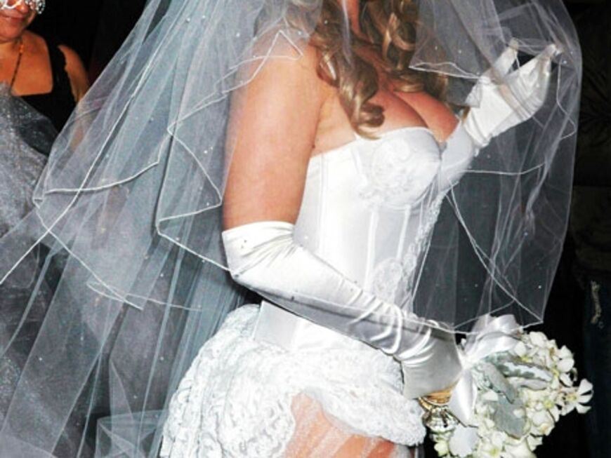 Nein, dies ist kein Hochzeitsfoto von  Mariah Carey! Die Sängerin kam als Braut verkleidet zu einer Halloween-Party