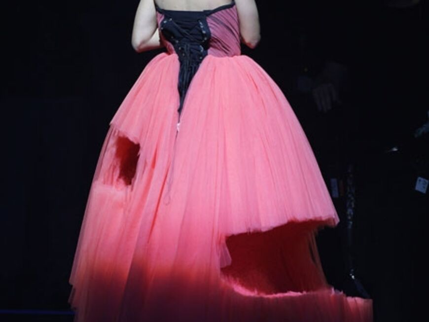 Durchlöchert: Katy Perry mit einem eher fragwürdigen Bühnenoutfit 
