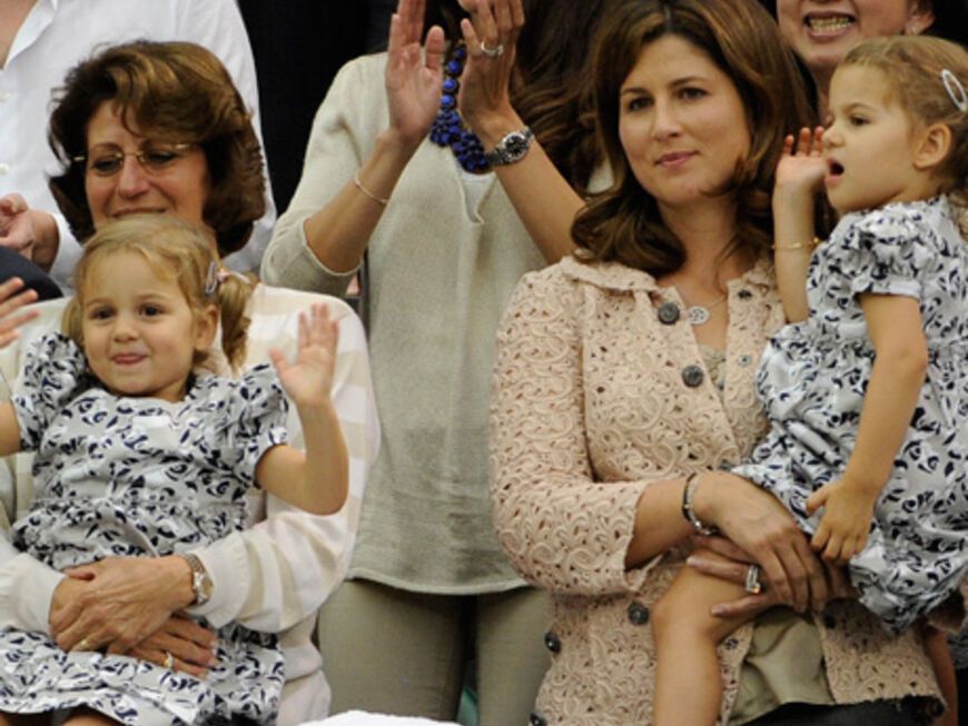 Niedlich: Pünktlich zur Siegerehrung durften die dreijährigen Zwillingstöchter von Federer, Charlene Riva und Myla Rose, gemeinsam mit Mama Mirka auf die Tribüne