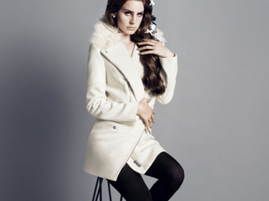 Die 26-jährige Sängerin Lana Del Rey spielt in der aktuellen Werbekampagne für H&M Model und präsentiert die neue Wintermode