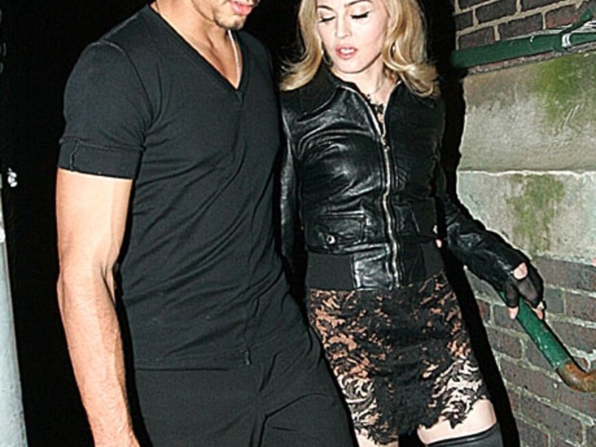 Das kann sich nur Madonna leisten: Die Diva trägt mit 51 Jahren ein schwarzes Spitzenkleid und Overknee-Stiefel