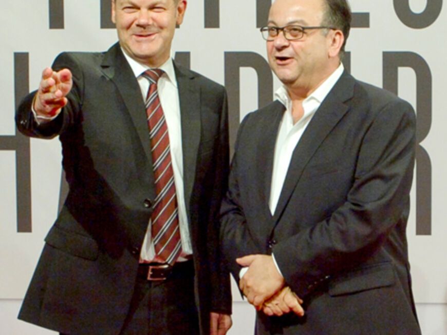 Olaf Scholz (l.), Erster Bürgermeister Hamburgs, und Festivalleiter Albert Wiederspiel kamen zur Eröffnung im Cinemaxx Hamburg