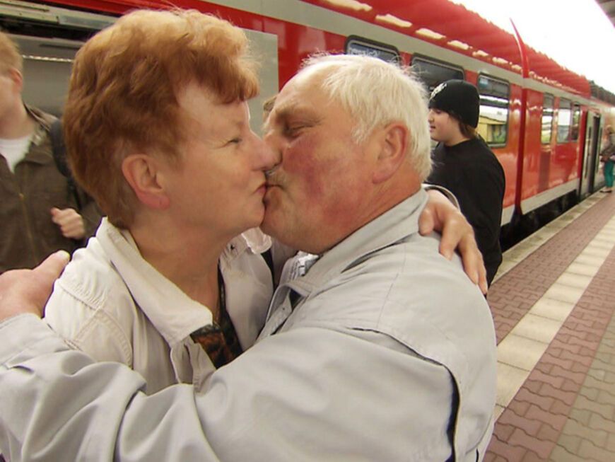 Die zweite Sendung: Dieter holt seine Renate vom Bahnhof ab. Die beiden fallen sich in die Arme, küssen sich. Ein guter Start in die Hofwoche!