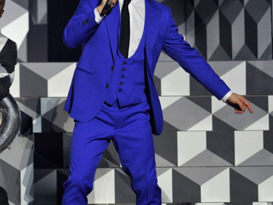 Heimspiel für Robbie Williams. Er performte gut gelaunt in einem strahlend blauen Anzug