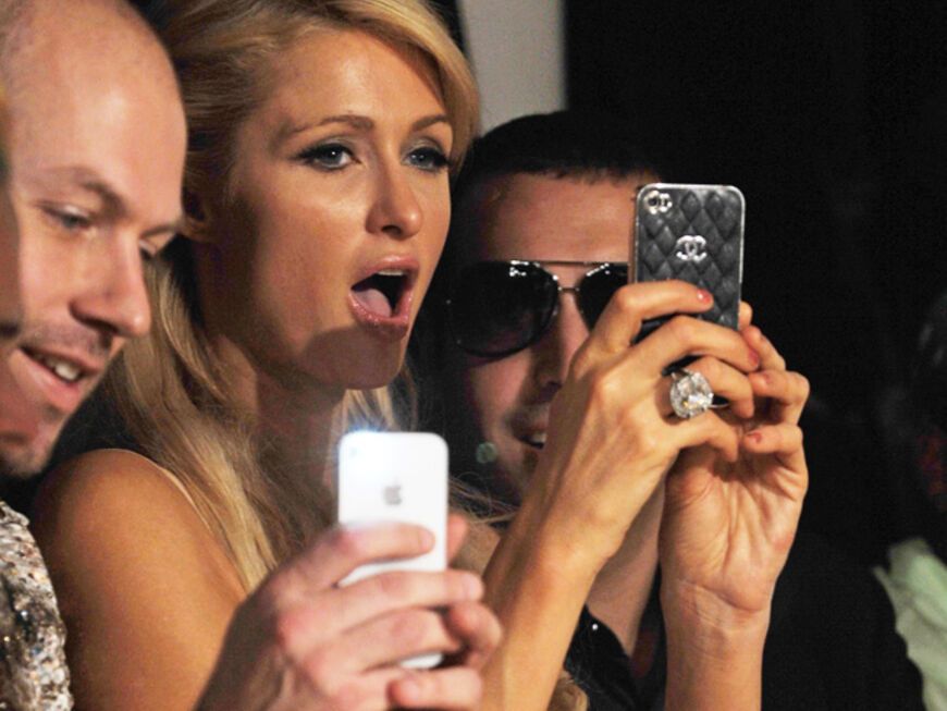 Da muss gleich das iPhone gezückt werden: Hotelerbin Paris Hilton ist enzückt