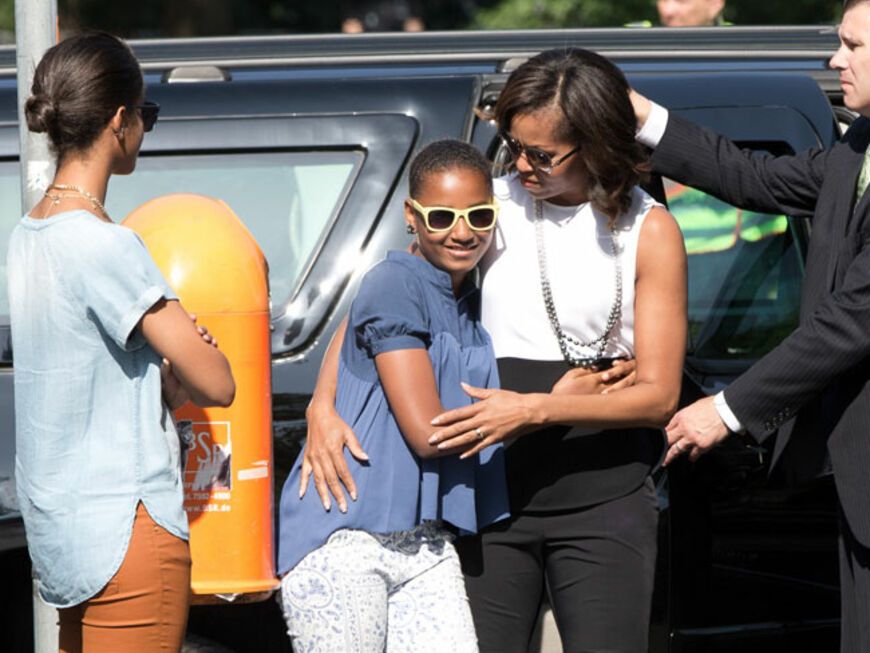 Michelle Obama umarmt Tochter Malia als sie bei der Gedenkstätte der ermordeten Juden ankommen