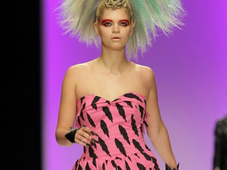 Fashion meets "The Flinstones": Pixie Geldof läuft mit tupierten Haaren über den Catwalk. Ob das der neue Trend für 2010 wird? Zumindest, wenn es nach dem Designer Jeremy Scott geht ...