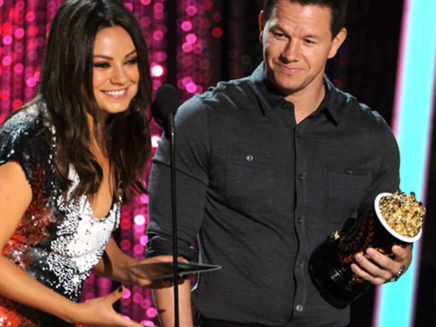 Mila Kunis und Mark Wahlberg überreichten den ersten Award des Abend in der Kategorie "Bester Drecksack"