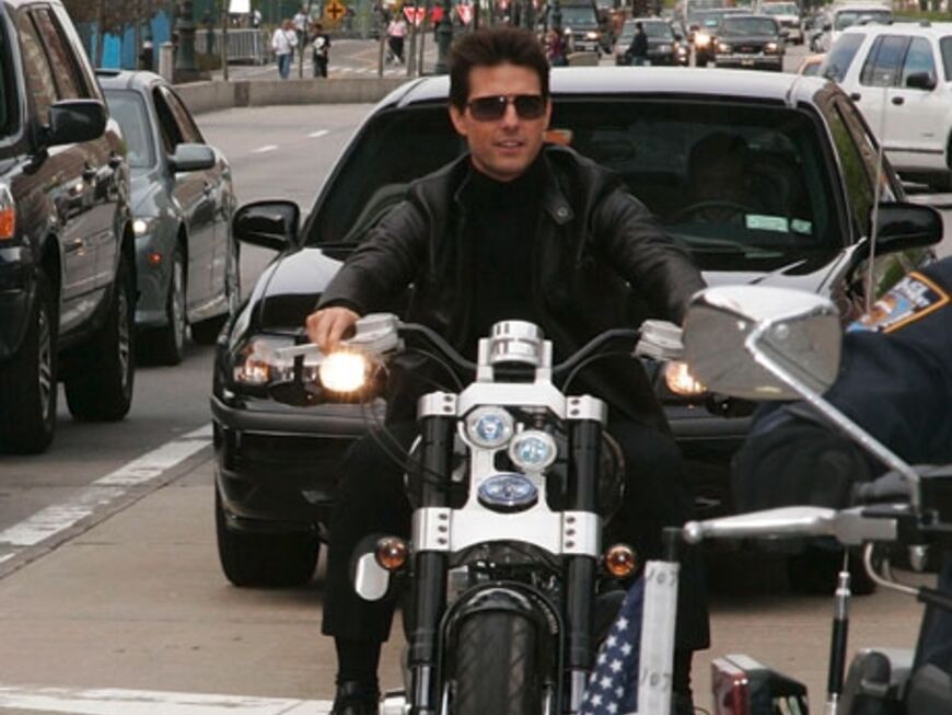 Tom Cruise bikt zu einer Filmpremiere. Doch leider hat der Hollywood-Schauspieler nicht an seine Sicherheit gedacht - er trägt keinen Helm