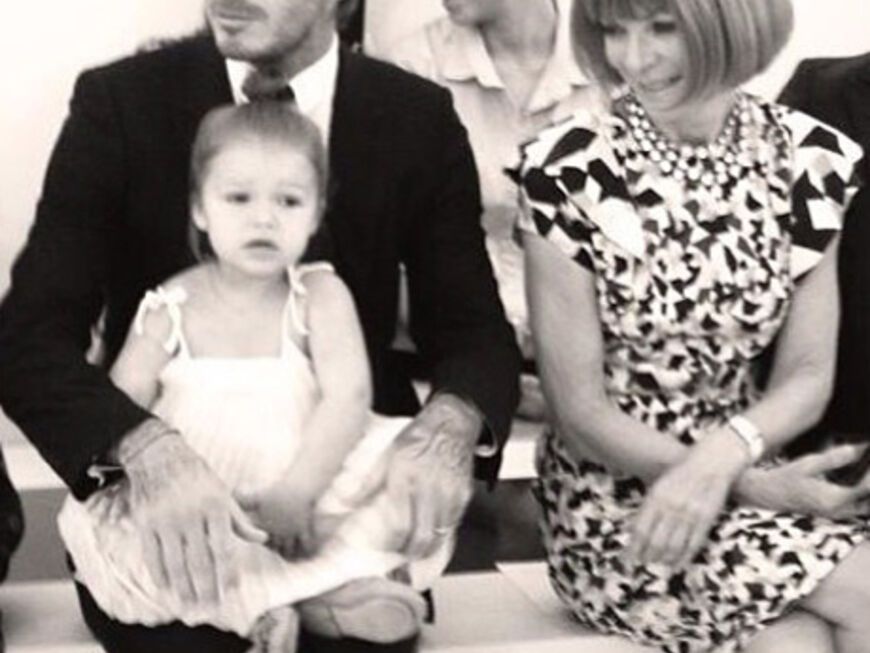 Auch Familie Beckham ist im Big Apple. David und Tochter Harper Seven durften sich neben Anna Wintour bei der Show von Victoria Beckham platzieren